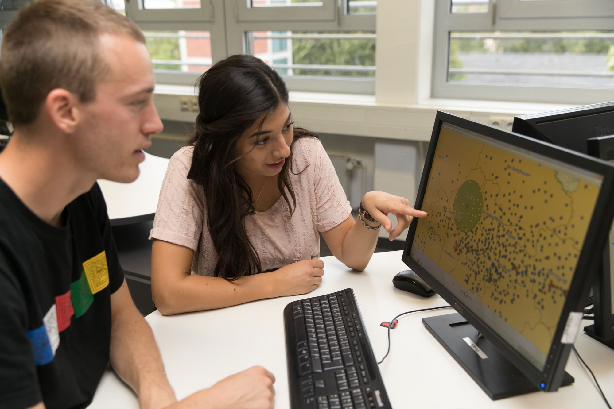 Schüler diskutieren im GIS-Kurs